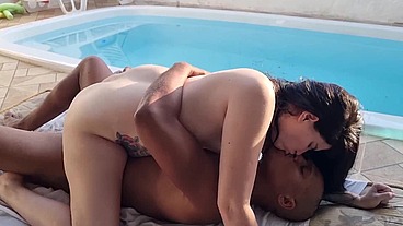 Branca De Neve Atriz , Me chama para fuder na piscina e toma uma surra de piroca