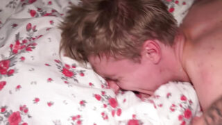 Tetovaní mladí gay amatéři olizují a sají před souloží bez sedla