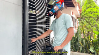 Metraje casero en POV de un joven colombiano chupando y montando una polla grande hasta que recibe una boca llena de semen