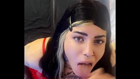 Rainha do boquete faz garganta profunda e recebe leite na boca