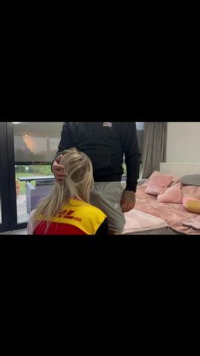 I get fucked as a DHL mailgirl 🎁