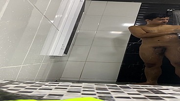 pauzudo tomando banho