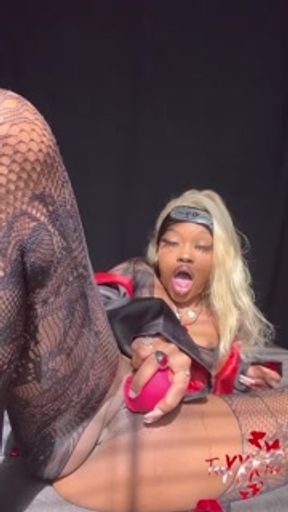 Ebony Deidara Squirts