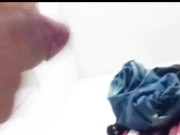 VIGILANTE SE MASTURBA EN EL BAÑO DE SU SITIO DE TRABAJO, NO AGUANTÓ Y DERRAMA LECHE EN EL BAÑO😈🤤🔥