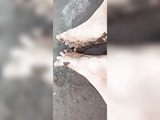 Pies sucios caminan en la playa y se muestran en la calle