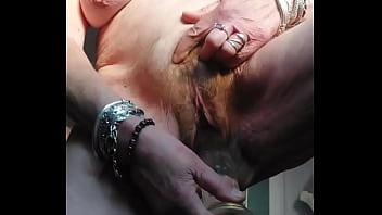 Oma neukt harige kut met dildo