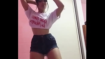 Cubanita bailando reggaeton