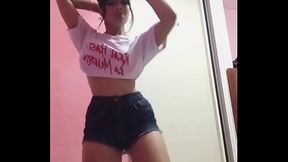 Cubanita bailando reggaeton
