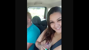 Mary esposa cadelona se exibindo no carro pelas ruas de S&atilde_o Paulo mostrando suas tetas no passeio em pleno dia na capital de S&atilde_o Paulo, marido juntinho