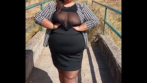 Exhibiendo mis grandes tetas en el parque