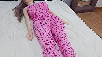 Mi Hermosa Hijastra Descansando se ve Deliciosa en su Pijama Rosa