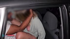 Meu marido duvidou! Eu passei a m&atilde_o no pau do amigo dele por baixo da mesa no bar