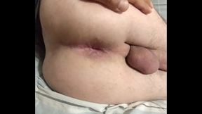 Juego con su culo y su verga apretada