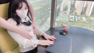 清纯秘书为升职加薪主动献身老板~落地窗前被爆操内射！ 看桃桃完整版视频请关注推特入群哦~