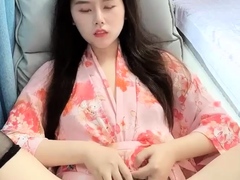 Japanese teen has her trimmed pussy toyed