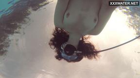 Emi Serene masturbates underwater in the pool