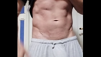 Le beau Norik se branle jusqu'_au jus