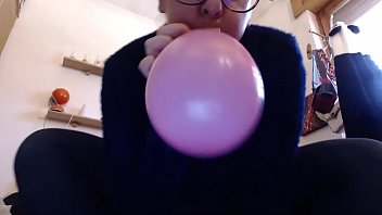 Questi palloncini colorati fanno eccitare cos&igrave_ tanto tua madre che ci squirta sopra come non mai