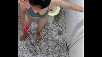 Rekaman CCTV toilet sekolah menunjukkan gadis ini orgasme sampai kejang kejang