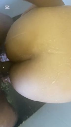 Fucking to bitch wihile on bathing