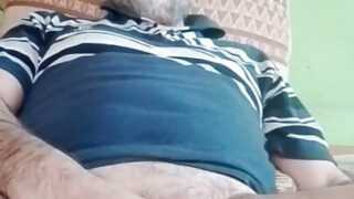 Yakın çekimde İtalyan baba, şişman kıçını parmaklıyor ve yüzüne boşalana kadar mastürbasyon yapıyor.