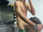 VECINO ME CHUPA EL PENE MIENTRAS FUMO