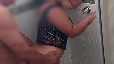 El cornudo siempre sospecho que a su mujer se la follaba su padrastro pero no lo creía asta el mismo poner su cámara escondida y vio como ella disfruta por el culo
