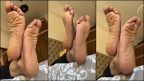 Kawtar - wide wrinky hijabi feet