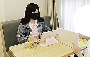 Zi Xi Shi De Mi Mi ,Tou Tou Zuan Zai Zhuo Zi Xia Kou Jiao