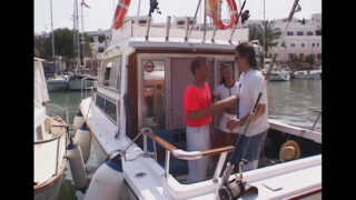 Conny Dachs leckt sich den Anus, bevor sie sich einem tiefen Analverkehr unterzieht.