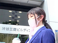 200gana-2518　ブラウスの隙間に手を伸ばしていく…