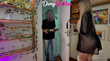 O dia que pedi uma pizza e o entregador me deu rola..
