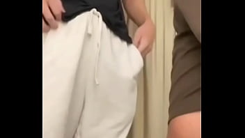 Boquete e foda no provador da loja de roupas