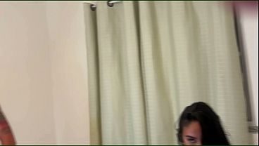 Morena novinha 18 anos gostosa casada hotwife liberal amadora sentando gostoso no amigo pauzudo tatuado pro corno amador cukold gravar