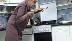Old slut gags on in the kitchen