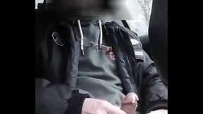 petite branlette dans la voiture sur une aire de repos,