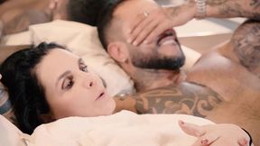 virei marmita de casal safado - casal de safados, me chamou para um date e a casadinha safada me fez chupar aquela buceta gostosa na frente do corninho, que buceta gostosa ela tem.