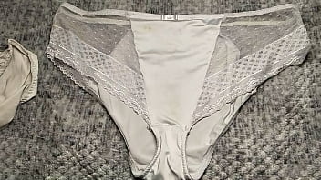 No pude evitar jalarmela con los panties usados de mi novia