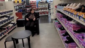 surprise par un couple alors que j exhibe mes seins dans un magasin