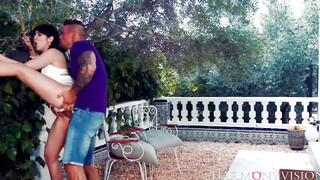 Bi babes fucking a lucky hunk