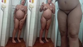 pamelapantera - com touca azul tomando banho 😋 toda pelada exibindo barriga linda de gravida