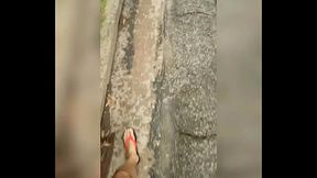 Mijando na rua e andando com o pau duro pra fora