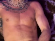 Ragazzo tatuato si masturba sul divano