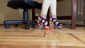 SMALL FEET IN UNCOMFORTABLE PLATFORMS - MOV Mobile Version