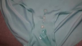 Me vol&iacute_ a masturbar con los calzones celestes de mi amiga