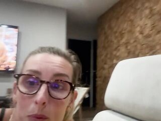 Je bouffe ses couilles et je reçoit des puissantes ejaculation de sperme dans la bouche