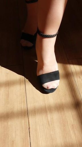 👠 I’m taking off my high heels and pantyhose…