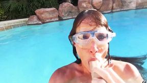 Brunette MILF Sofie Marie wanks her cunt underwater