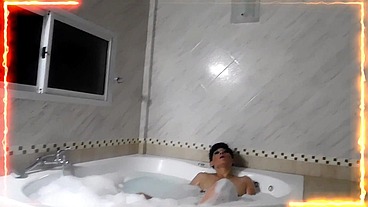 UN JACUZZI Y UN LAVADO DE CONCHA PROFUNDO , CON QUIEN VA A SER ?? CON PERLA LOPEZ