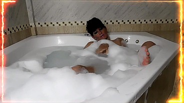 UN JACUZZI Y UN LAVADO DE CONCHA PROFUNDO , CON QUIEN VA A SER ?? CON PERLA LOPEZ